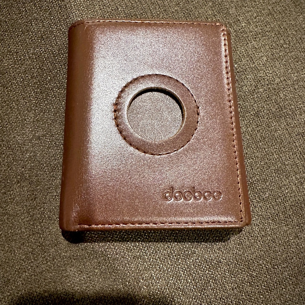 doeboe Trifold Airtag Wallet for Men- new without tag